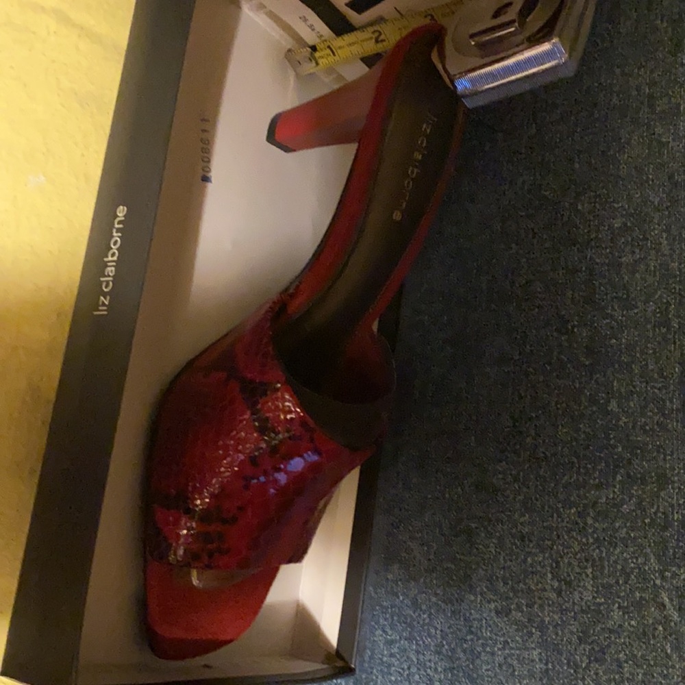 Shoes - Picture 2 of 7